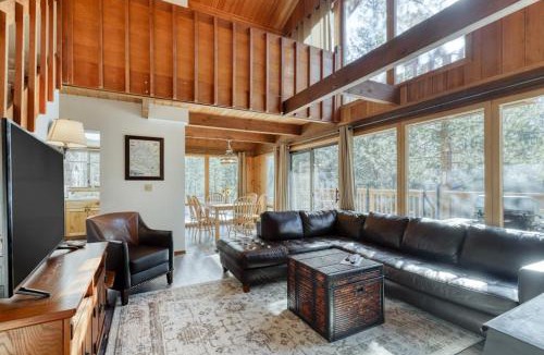 Overlook Park House | Cozy cabin with three decks EV charger & SHARC Passes - dog-friendly