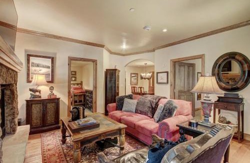Edwards Apartment | Cozy & Central Arrowhead Village Townhome Condo