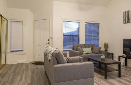Mesa House | Cozy condo near MCC with pool, BBQ, covered parking