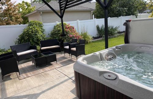 Twin Falls House | Cozy Corner Oasis with Hot Tub