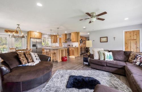 Rimrock House | Cozy Creekside Cabin