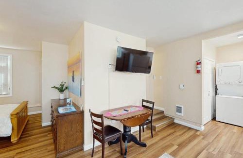 Coburg Apartment | Cozy dog-friendly studio fast WIFI AC and in-unit washer & dryer