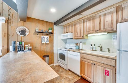 Estes Park House | Cozy Estes Park Condo w/Balcony + Fireplace!