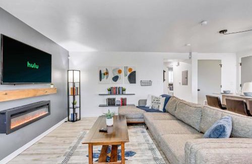 Downtown Salt Lake City Apartment | Cozy for Bookworms - Laundry - King Bed - Parking