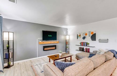 Downtown Salt Lake City Apartment | Cozy for Bookworms - Laundry - King Bed - Parking