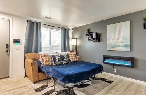 Downtown Salt Lake City Apartment | Cozy for Bookworms - Laundry - King Bed - Parking