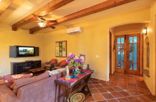 Nopolo House | Cozy home a few steps from community pool