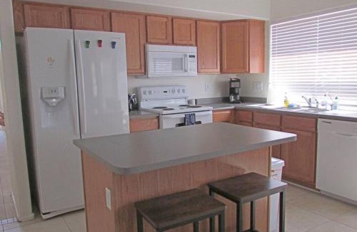 Goodyear House | Cozy house near I-10 with pool heater, hot tub, BBQ