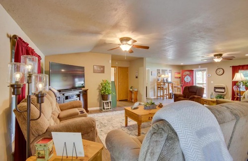 Eufaula House | Cozy Lake Eufaula Hideaway w/Fire Pit & Hot Tub!