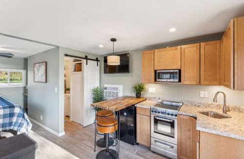 Kalamazoo House | Cozy Lakefront Studio On Long Lake