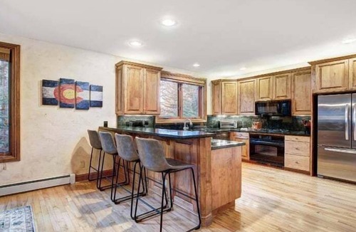 Edwards House | Cozy Mountain 4-Bedroom Retreat in Arrowhead Village by RedAwning