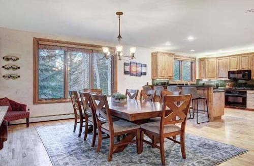Edwards House | Cozy Mountain 4-Bedroom Retreat in Arrowhead Village by RedAwning