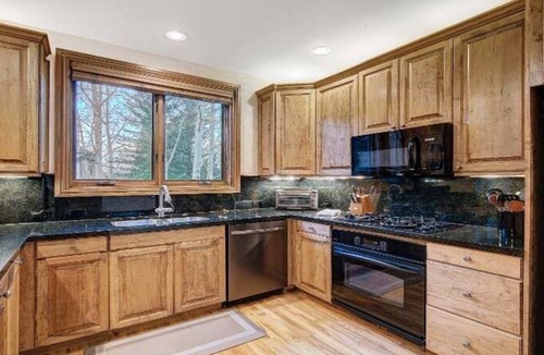 Edwards House | Cozy Mountain 4-Bedroom Retreat in Arrowhead Village by RedAwning