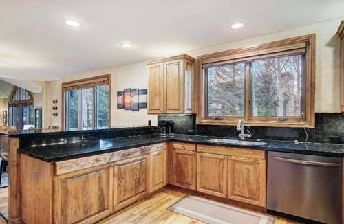 Edwards House | Cozy Mountain 4-Bedroom Retreat in Arrowhead Village by RedAwning