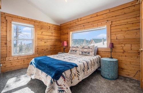 Saint Mary's House | Cozy Mountain Cabin with Stunning Views