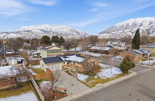 Lakeview House | Cozy Orem House - Playground - Game Rm - Bunk Rm