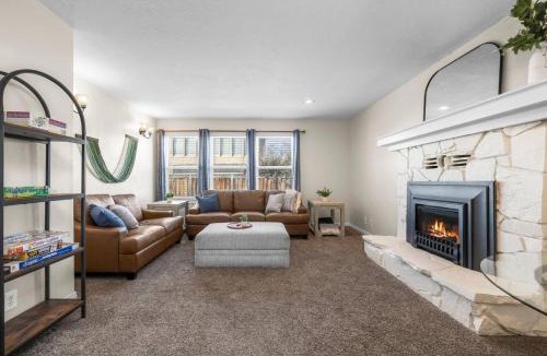 Lakeview House | Cozy Orem House - Playground - Game Rm - Bunk Rm