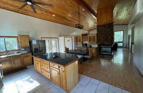 Pine House | Cozy Pine Cabin