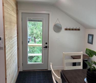 Spirit Lake Apartment | Cozy Retreat Near Spirit Lake 1 BD Sleeps 4