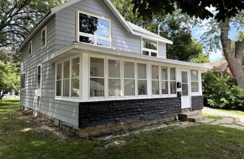 Spirit Lake Apartment | Cozy Retreat Near Spirit Lake 1 BD Sleeps 4