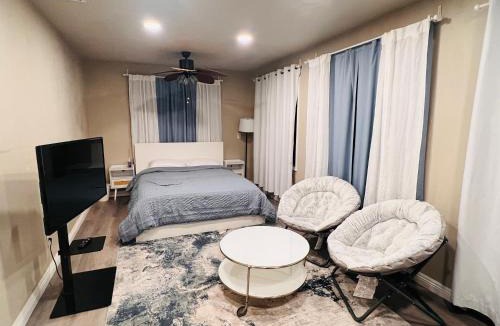 Harbor House | Cozy Room with Private bathroom & Entrance