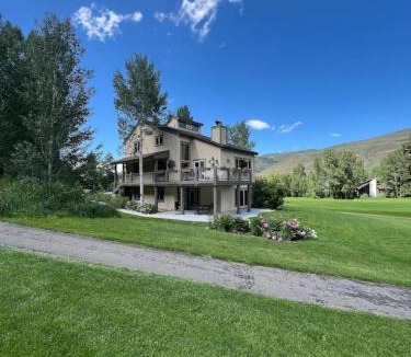 Eagle-Vail House | Cozy Secluded EagleVail 2 bed 2 bathroom On Golf Course