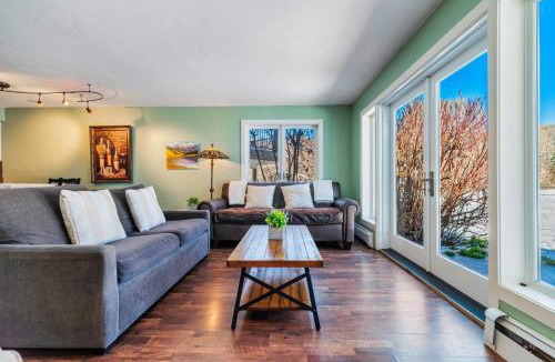 Eagle-Vail House | Cozy Secluded EagleVail 2 bed 2 bathroom On Golf Course