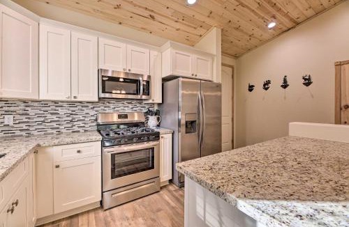 Torreon House | Cozy Show Low Cabin with Golfing and Paved Hiking!