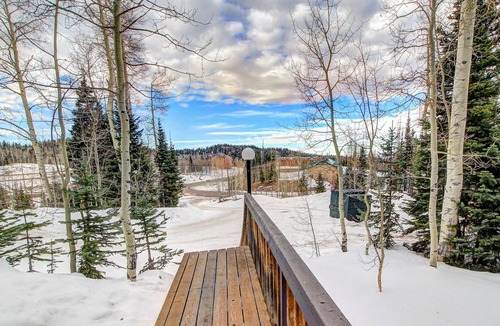 Brian Head Condo | Cozy ski chalet in great location next to Navajo w/free WiFi & wood fireplace