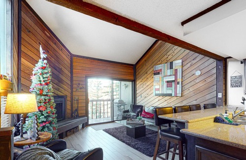 Brian Head Condo | Cozy ski chalet in great location next to Navajo w/free WiFi & wood fireplace