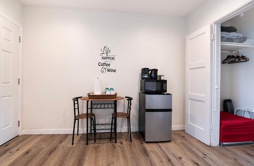 Beverly Hills Apartment | Cozy Studio Suite Near Beverly Hills for Two