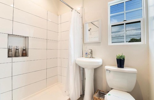 Beverly Hills Apartment | Cozy Studio Suite Near Beverly Hills for Two