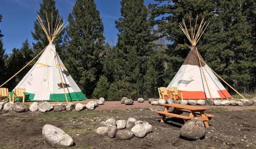 Granite County House | Cozy Tipi with Bunk Bed and Resort Amenities near Hall, Montana