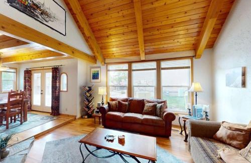 Cottonwood Heights House | Cozy townhouse with rustic feel - private sauna & gas fireplace