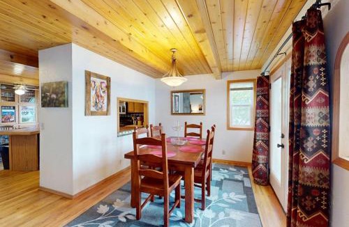 Cottonwood Heights House | Cozy townhouse with rustic feel - private sauna & gas fireplace