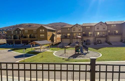Park City House | Cozy Townhouse with Playground & Dog-Friendly