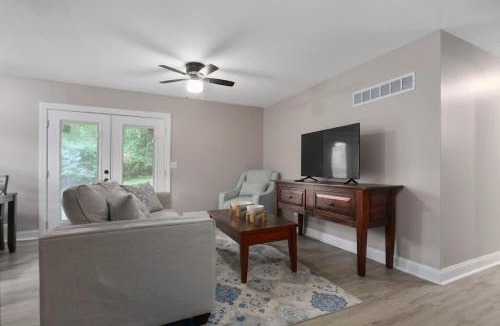 Overland Park House | Cozy Updated 3BRAdvent Health