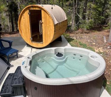 Black Hawk House | Cozy Updated Cabin w Barrel Sauna EV Charger