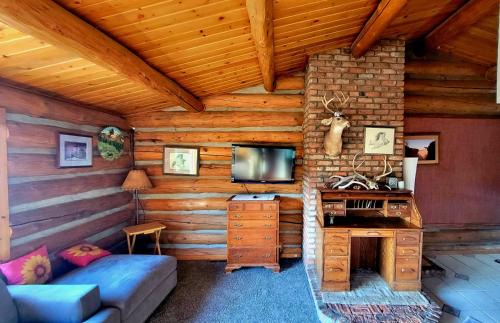 Bozeman Apartment | Cozy Wolf Log Cabin Mountain Ski lodge