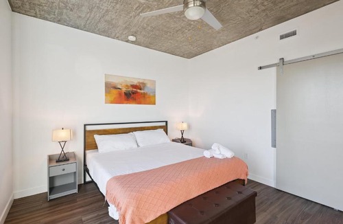 Downtown Phoenix Apartment | CozySuites at Adeline