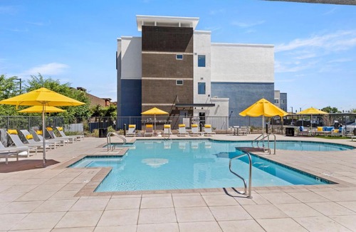 Glendale Sports and Entertainment District Apartment | CozySuites at Cuvee