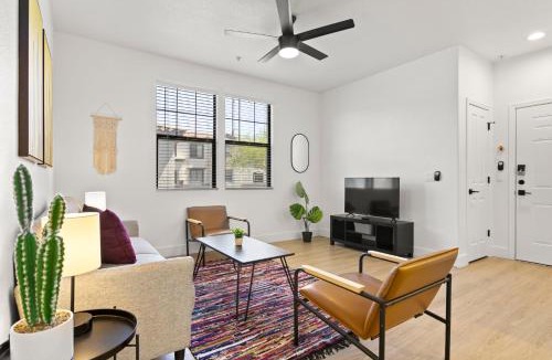 Glendale Sports and Entertainment District Apartment | CozySuites Glendale by the stadium with pool 15