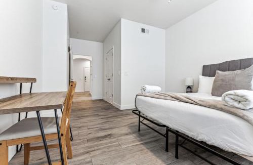 Glendale Sports and Entertainment District Apartment | CozySuites Glendale by the stadium w pool 27