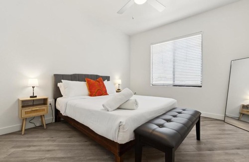 Glendale Sports and Entertainment District Apartment | CozySuites Glendale by the stadium with pool 30