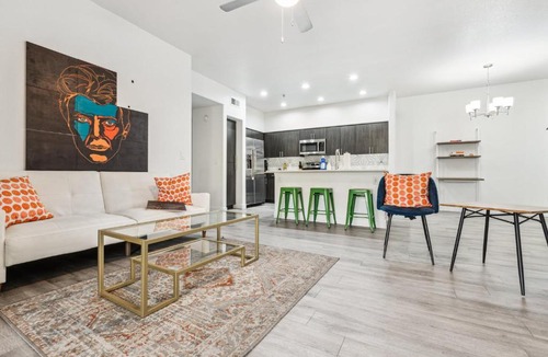 Glendale Sports and Entertainment District Apartment | CozySuites Glendale by the stadium with pool 31