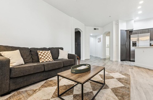 Glendale Sports and Entertainment District Apartment | CozySuites Glendale by the stadium with pool 28