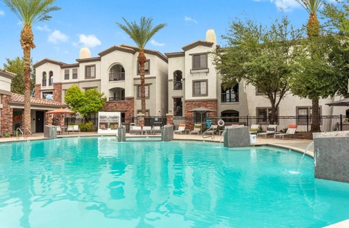Glendale Sports and Entertainment District Apartment | CozySuites Glendale by the stadium with pool 29