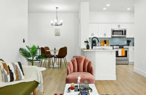 Glendale Sports and Entertainment District Apartment | CozySuites Glendale by the stadium w pool 07