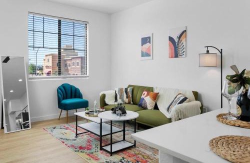 Glendale Sports and Entertainment District Apartment | CozySuites Glendale by the stadium w pool 09