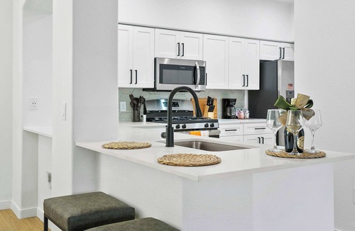 Glendale Sports and Entertainment District Apartment | CozySuites Glendale by the stadium with pool 03